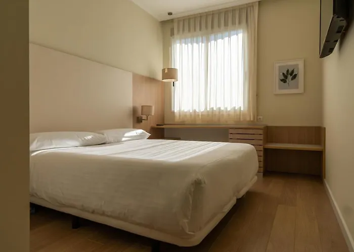 Отель Checkin Valencia Ciscar 4*